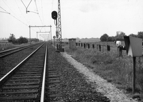 169488 Gezicht op de spoorlijn tussen Nijkerk en Amersfoort, met bakens en een voorsein ter hoogte van km. 25.4, uit ...